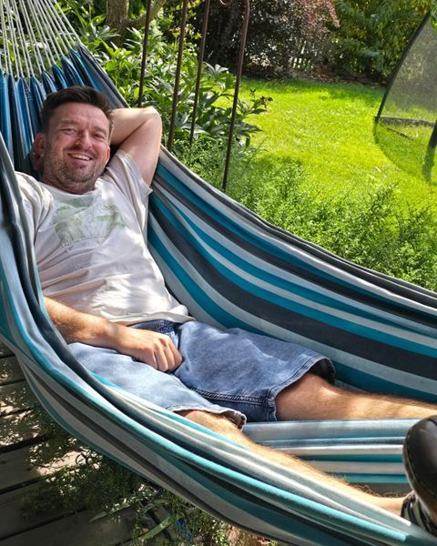 Florian entspannt in der Hängematte im Garten