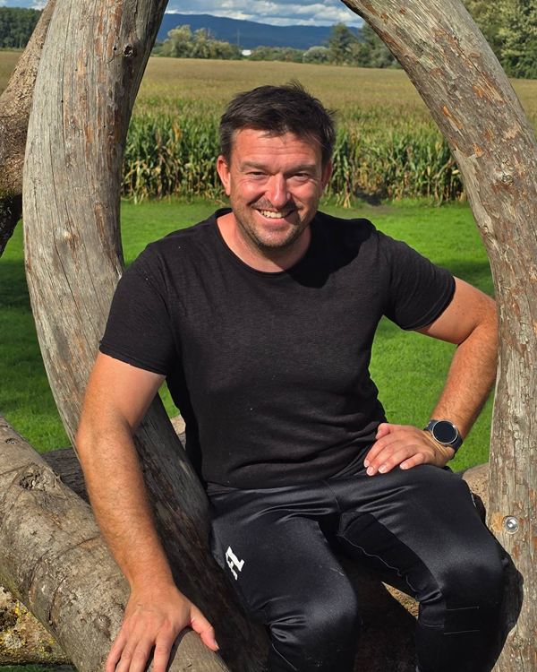 Florian Ludsteck lachend in der Natur